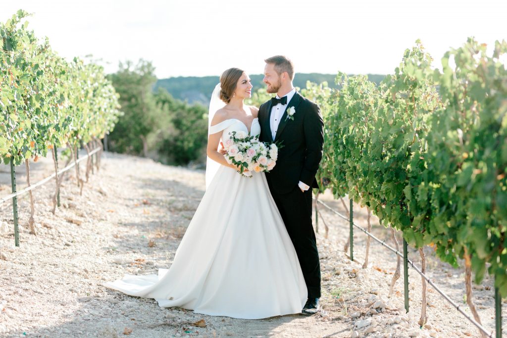 Lexi Broughton & Garrett Greer Wedding at Dove Ridge Vineyards | Sami Kathryn Photography | Dallas Wedding Photography Ginger Jar Wedding Peach White Florals Blue China
